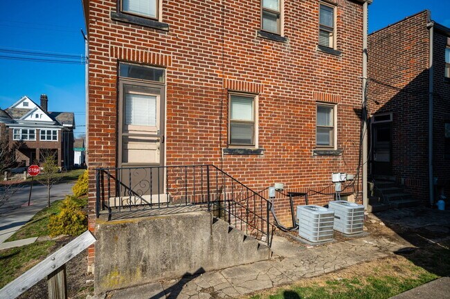 Building Photo - 838 Dennison Ave