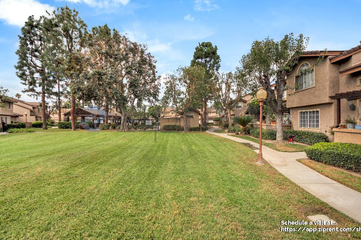 Building Photo - 12526 Pinehurst St