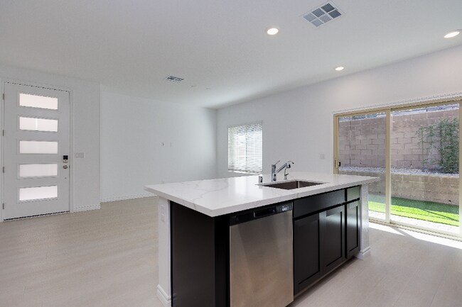 Building Photo - 600 N Carriage Hill Dr