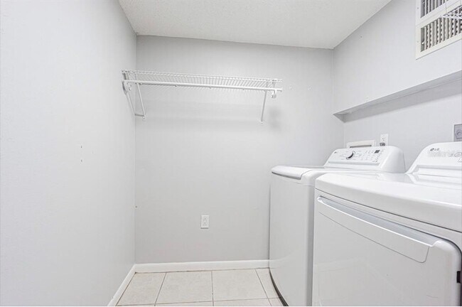 Building Photo - 3345 Crystal Ct E