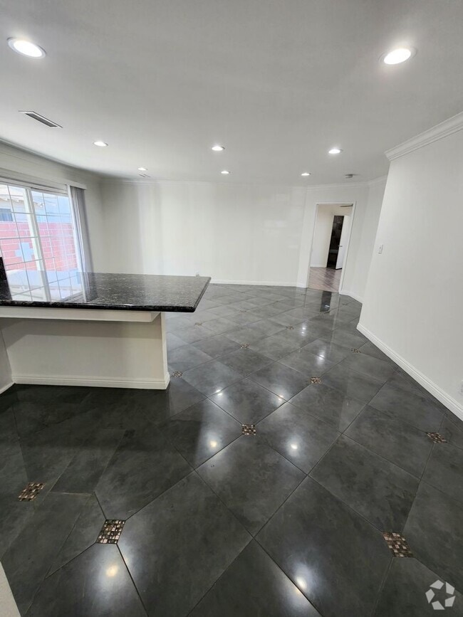 Building Photo - Spacious North Hollywood Home with Guest S...