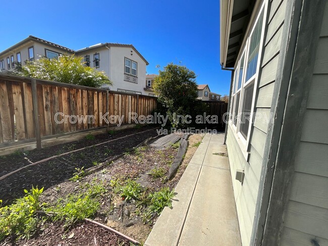 Building Photo - 546 W Campania Way
