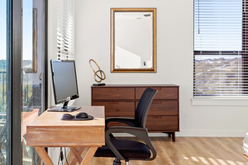 Building Photo - 1619 Lakeshore Dr