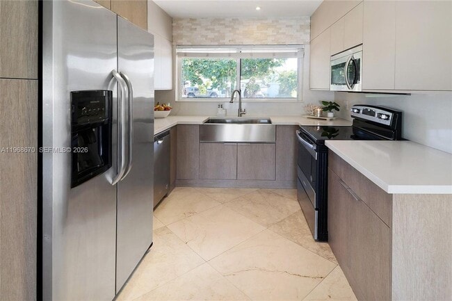 Building Photo - 2031 NE 14th Ct