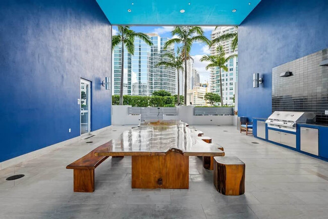 Building Photo - 1300 Brickell Bay Dr