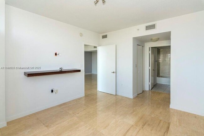 Building Photo - 2 bedroom in Aventura FL 33180