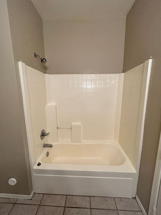 Building Photo - Spacious single story Peoria stunner w/New...
