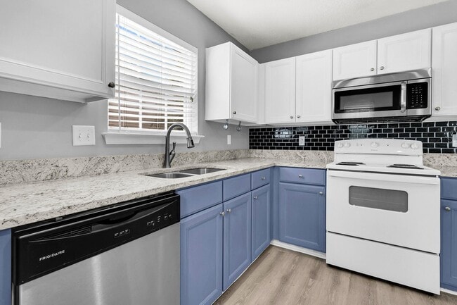 Building Photo - Beautiful Clements Ferry Townhome!
