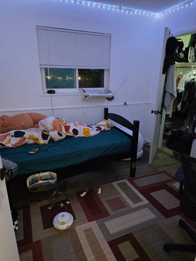 Building Photo - 3 bed 1 bath Duplex with garage and privat...