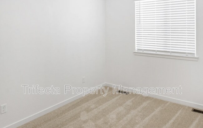 Building Photo - 628 Thoroughbred Ln