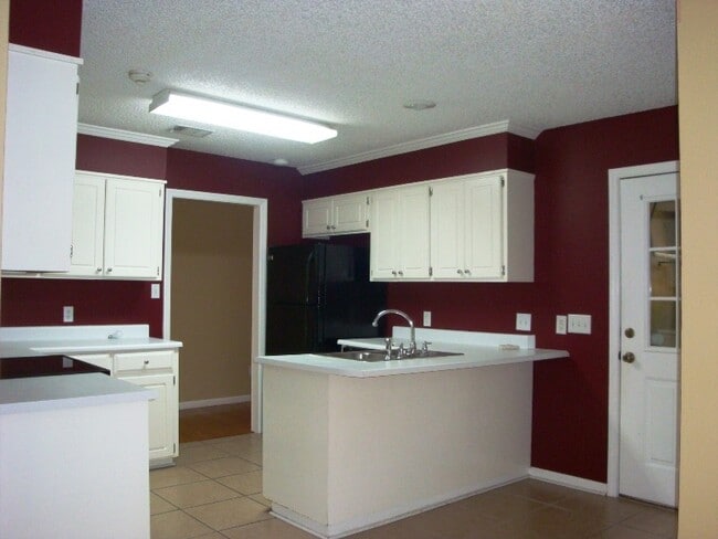 Building Photo - Comfortable 3BR/2BA Home with Open Floor Plan, Vaulted Living Room & Privacy-Fenced Backyard