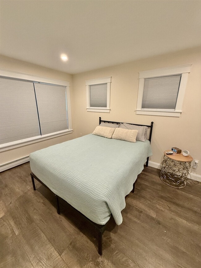 Building Photo - 304 NW River Rd