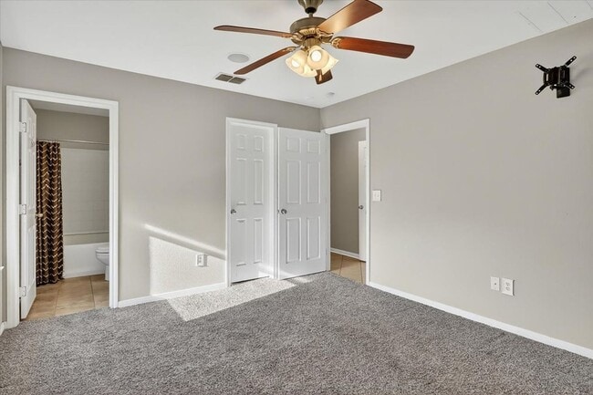 Building Photo - 2110 Encino Dr