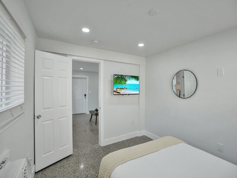 Building Photo - 906 N Riverside Dr