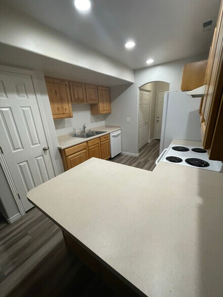 Building Photo - 652 W 800 N