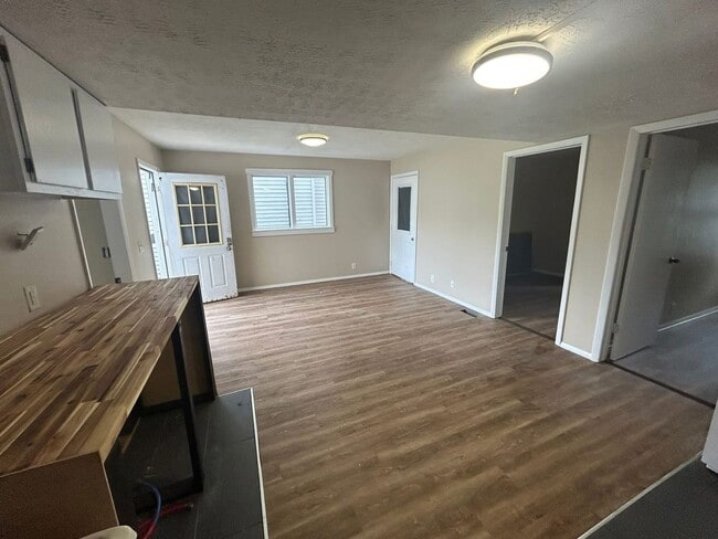 Building Photo - $895 a month! 4-Bedroom Apartment Near Bal...