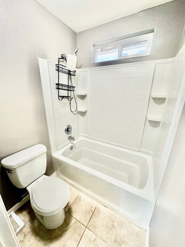 Building Photo - Spacious South Fresno 4/2