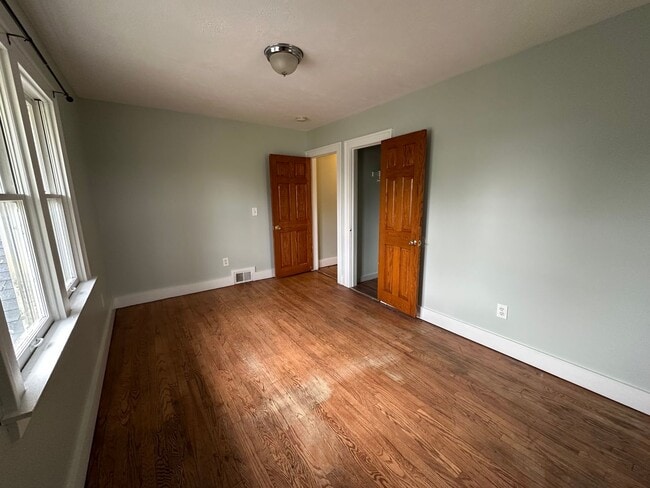 Building Photo - Move in Special - $500 off November rent -...
