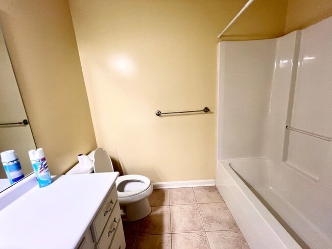 Building Photo - Beautiful Townhome - 3 bedroom 2.5 bath - Must see!