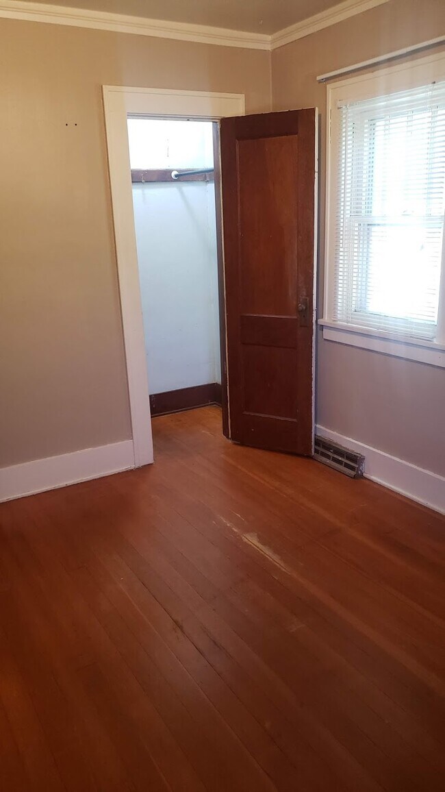 Building Photo - 803 E Flint St