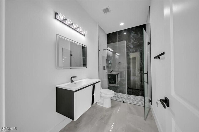 Building Photo - 713 Roma Ave S