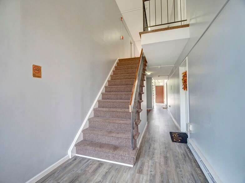Building Photo - 807 Eves Dr