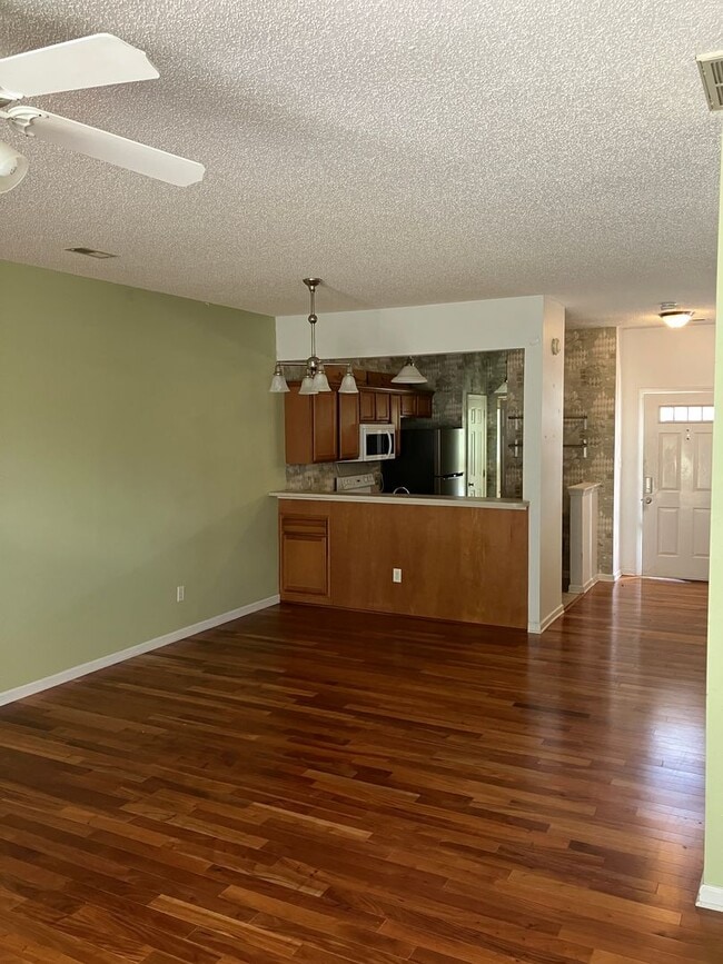Building Photo - 2 bed, 2.5  bath townhome in Towne Meadows...