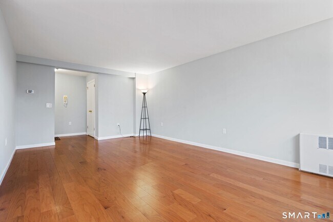 Building Photo - 891 Farmington Ave