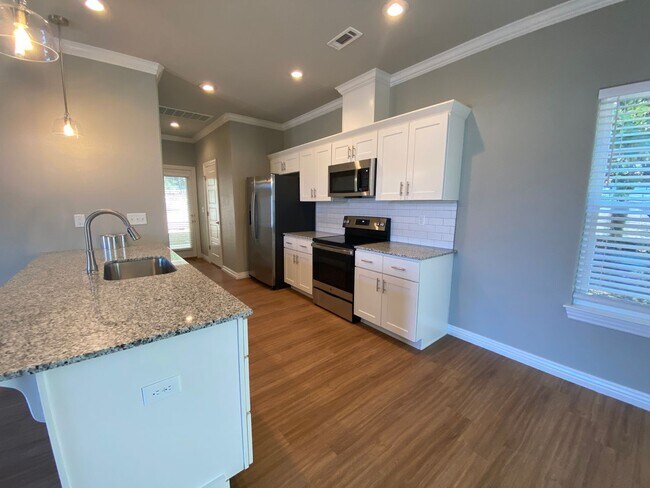 Building Photo - 2021 N Penelope Ln