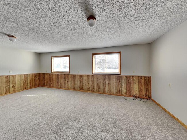 Building Photo - 11051 Quebec Ave N