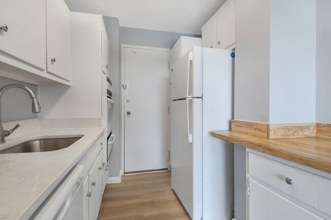 Building Photo - Spacious 1BR / 1 BA at Grosvenor Park III ...