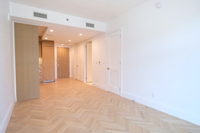 Building Photo - 300 W 122nd St