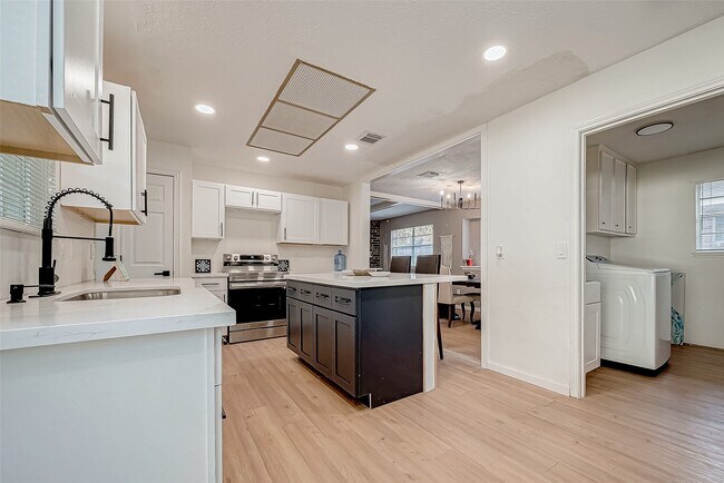 Building Photo - 4731 Casemont Dr