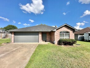 Building Photo - Discover the charm of this 3 bed 2 bath ex...