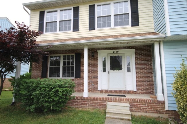 Building Photo - *Coming Soon*  Upgraded End Unit Townhome ...