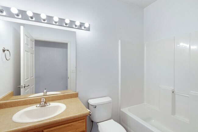Building Photo - NEWLY REMODELED 2 BEDROOM 2 BATH CONDO
