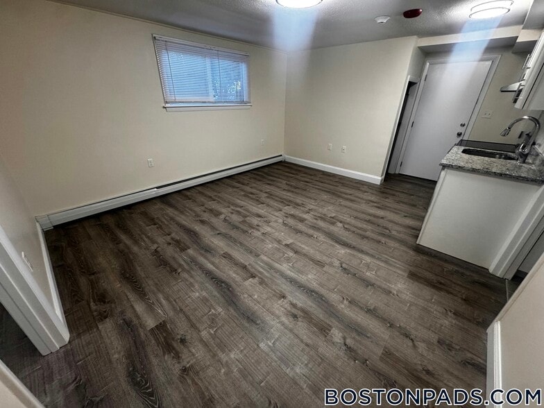 Building Photo - 11 River Dr