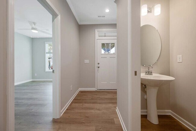 Building Photo - 3 / 3.5 Townhouse - 10 Minutes from Downtown!