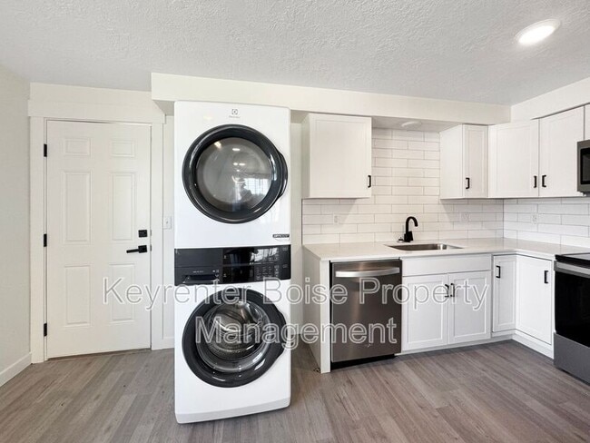 Building Photo - 1243 S Security Ln