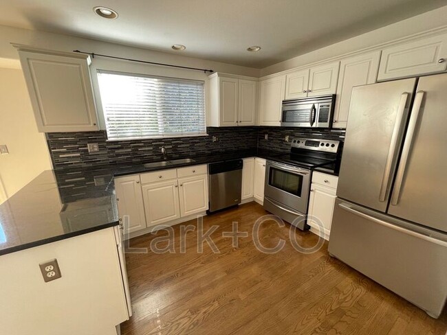 Building Photo - 9350 Cove Creek Dr
