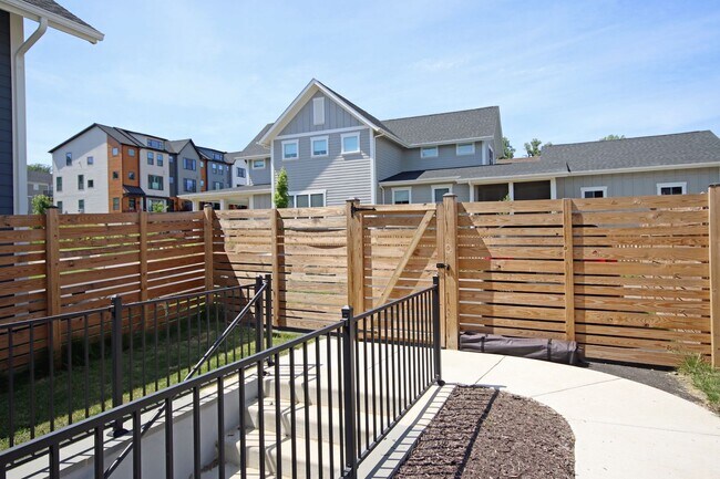 Building Photo - Beautiful, Custom-Built Pet-Friendly Lochlyn Hill Home