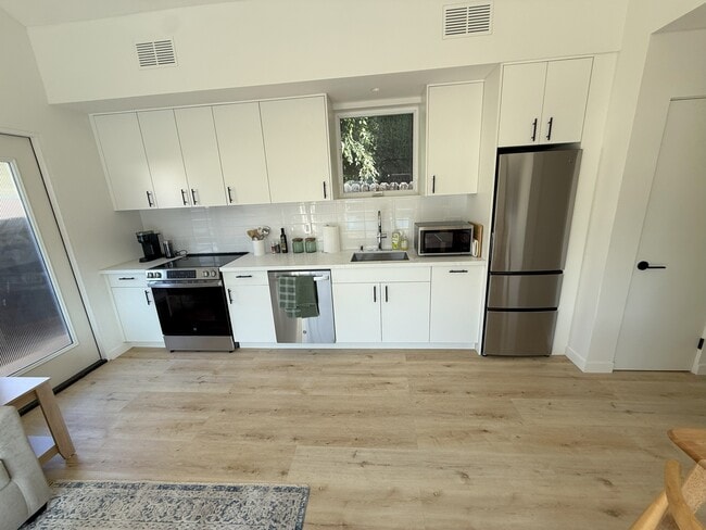Building Photo - 5918 Hinton Ave