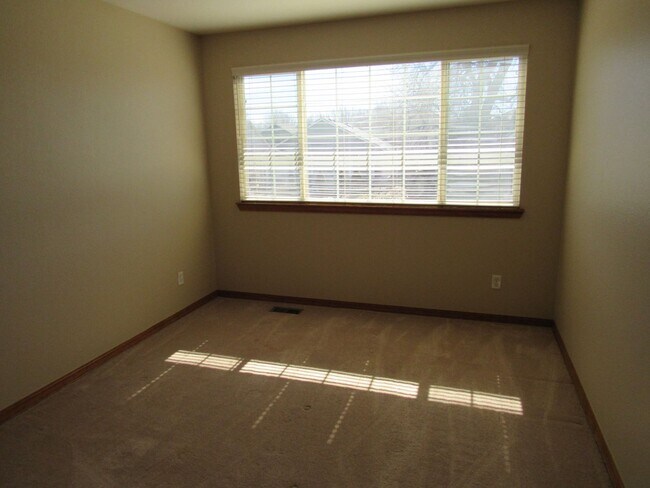 Building Photo - Spacious 5 bedroom home in Hunters Glen