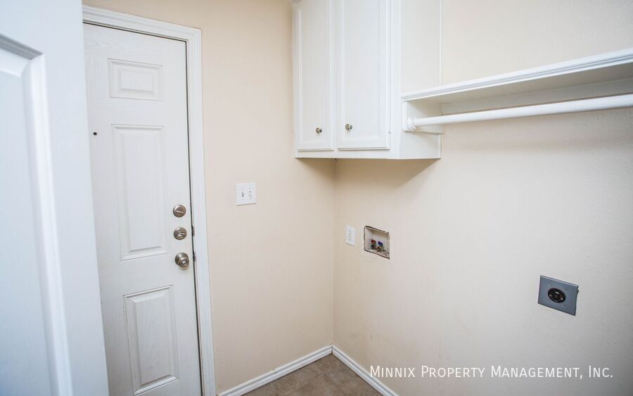 Building Photo - 9910 Weatherford Ave