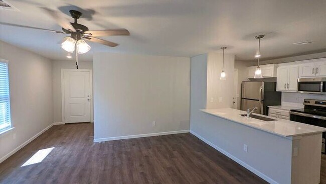 Building Photo - 3 Bed 2 Bath 2 Car Duplex Freedom Villas in Midwest City, OK