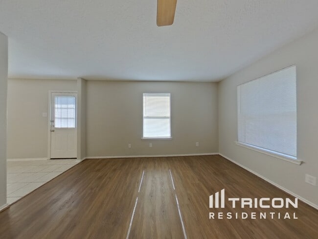 Building Photo - 33107 Cottonwood Bend