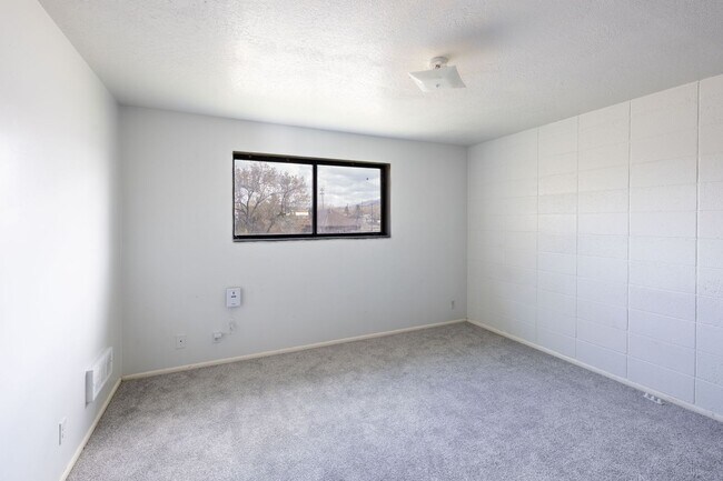 Building Photo - W870IL