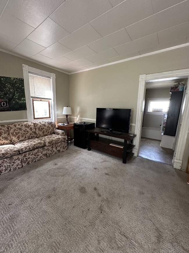 Building Photo - 5 Bed 2 Bath close to UWEC available June 1st! Has a new bathroom!