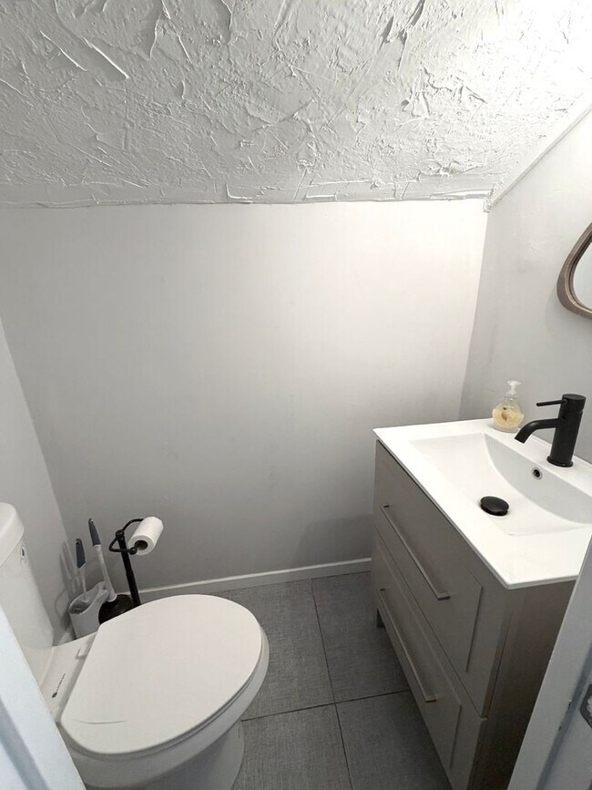 Building Photo - Available fully furnished or unfurnished, this beautifully renovated 3-bedroom, 1.5-bathroom home...