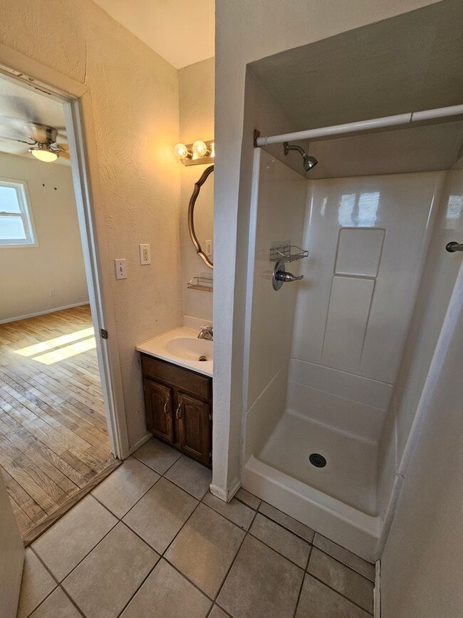 Building Photo - Beautifully maintained 3 bdrm/2 bath with ...